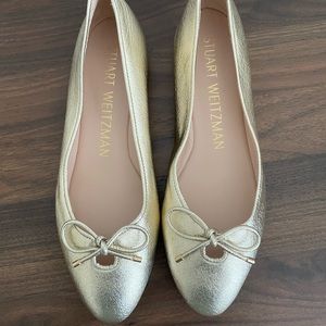 Adorable Stuart Weitzman gold ballet flats ✨ size 7 and in fantastic condition.